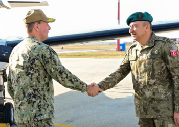 Ulutas takohet me Admiralin e NATO’s Stuart Munsch, flasin për sigurinë në Kosovë