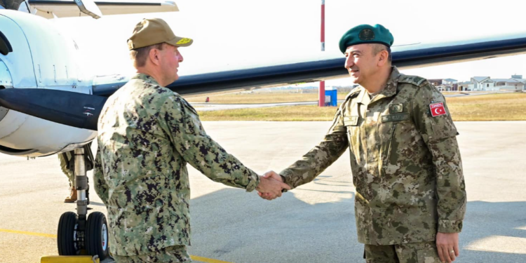 Ulutas takohet me Admiralin e NATO’s Stuart Munsch, flasin për sigurinë në Kosovë