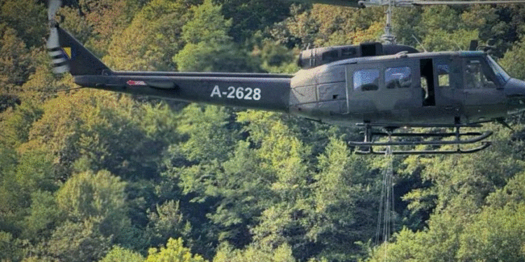 Rrëzohet një helikopter i ushtrisë së Bosnjës, ekuipazhi shpëton