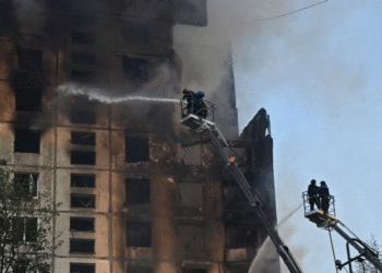 Zelensky i lutet Perëndimit t’i heqë kufizimet në armë, pasi një sulm rus vret 6 njerëz