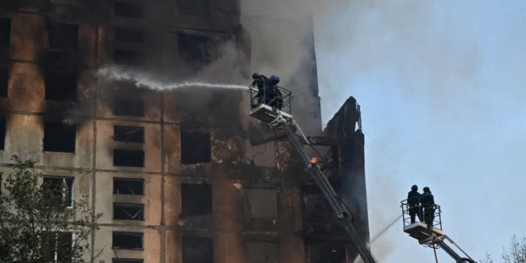 Zelensky i lutet Perëndimit t’i heqë kufizimet në armë, pasi një sulm rus vret 6 njerëz