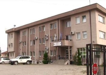 Kërkohet paraburgim ndaj personit që hodhi lëndë djegëse në parkingun e veturave të policisë