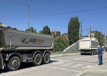 Politologët kundër dialogut për urën në Bruksel