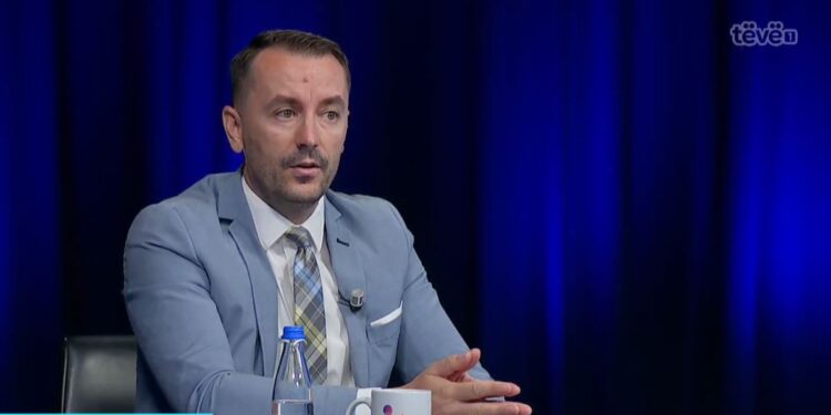 Xani kritikon opozitën: Skandaloze me reagu për çështje nacionale vetëm me statuse në Facebook