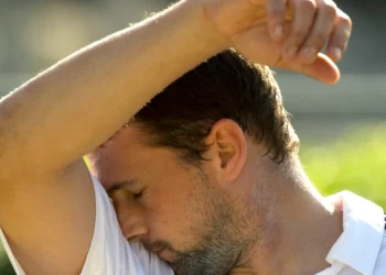 Pse aroma e trupit ndryshon me moshën dhe si ta mbani nën kontroll