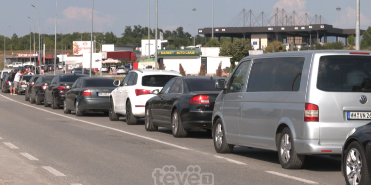 Bien pritjet e automjeteve në pikat e kalimeve kufitare në Kosovë