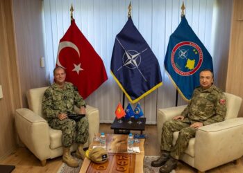 Admirali amerikan i NATO-s në Kosovë, takohet me gjeneralin Ulutas