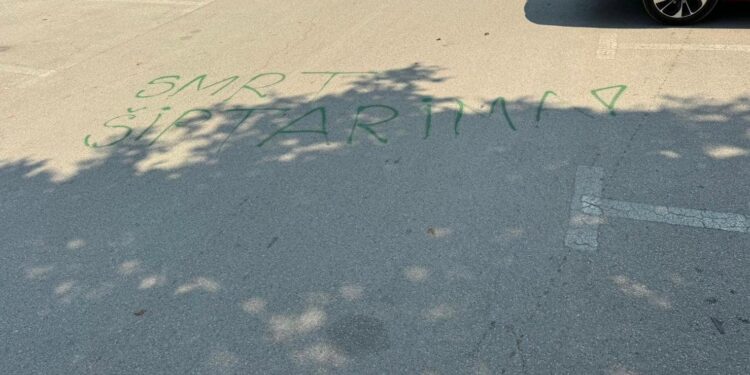 Një ditë pas protestës, në Bujanoc shfaqen grafite me mbishkrimin “vdekje shqiptarëve”