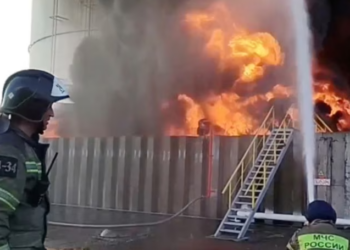 Dy depo nafte përfshihen nga zjarri në Rusi, si pasojë e sulmeve me dronë