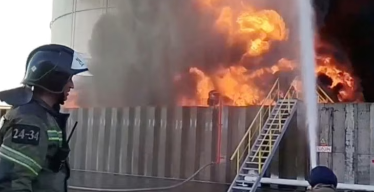 Dy depo nafte përfshihen nga zjarri në Rusi, si pasojë e sulmeve me dronë