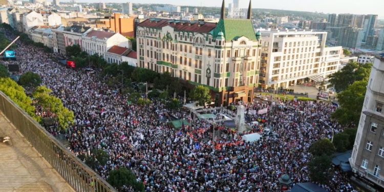 ShBA-ja mohon se ka nxitur protestat në Serbi