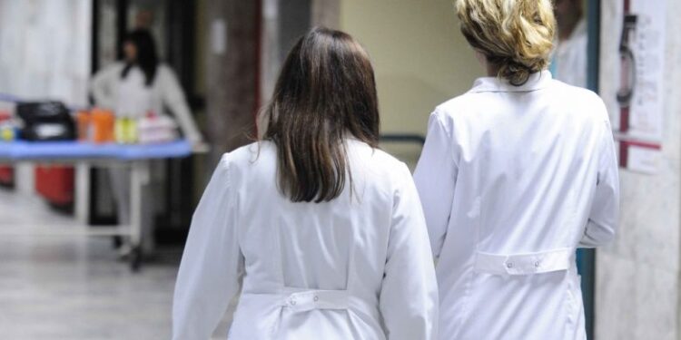 Specialistët e farmacisë klinike mbeten jashtë institucioneve publike shëndetësore