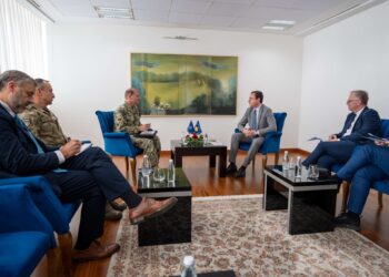 Admirali amerikan takon Kurtin, diskutojnë për aktivitetet e KFOR-it