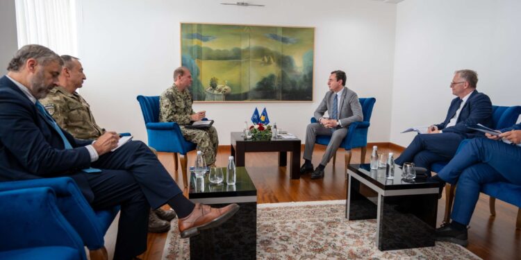 Admirali amerikan takon Kurtin, diskutojnë për aktivitetet e KFOR-it