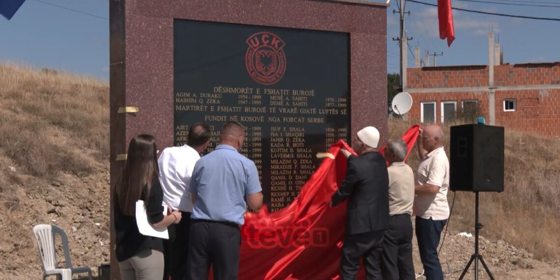 Lapidar për dëshmorët e Burojës, kujtohen ish krerët e UÇK-së që po gjykohen në Hagë