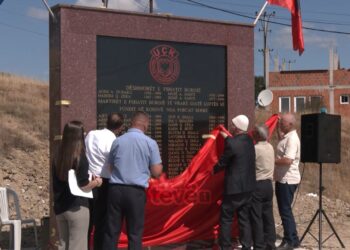 Lapidar për dëshmorët e Burojës, kujtohen ish krerët e UÇK-së që po gjykohen në Hagë