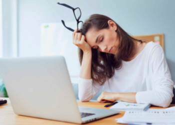 Gjashtë arsyet pse mund të ndihesh gjithmonë i/e lodhur