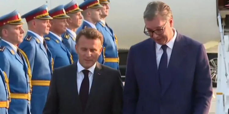 Macroni mbërrin në Serbi