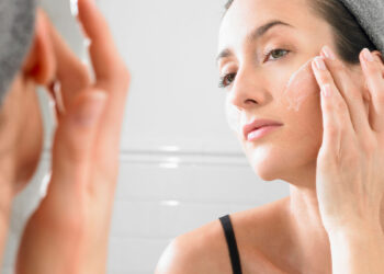 Kundër njollave kafe në lëkurë – Trajtimi natyral në shtëpi