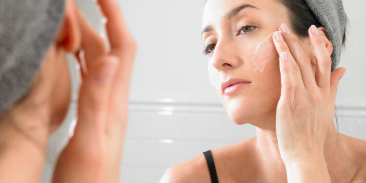 Kundër njollave kafe në lëkurë – Trajtimi natyral në shtëpi