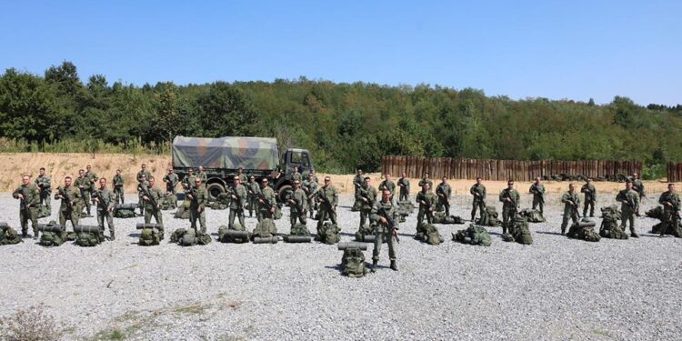 Oficerët e FSK-së për herë të parë po ndjekin Kursin Bazik të Këmbësorisë