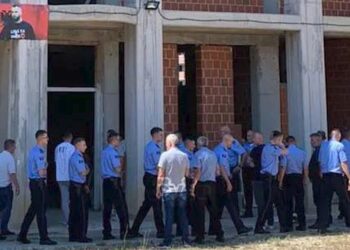 Suspendohet polici që shkoi në të pamen e Hajrizit, po identifikohen edhe të tjerët