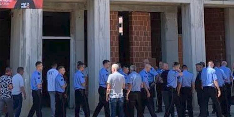 Suspendohet polici që shkoi në të pamen e Hajrizit, po identifikohen edhe të tjerët