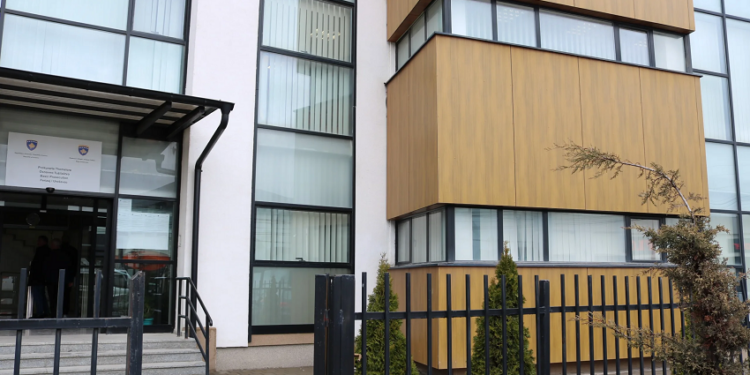 Tre persona akuzohen se mashtruan për punësim në bazat ushtarake amerikane, përfituan 80 mijë euro