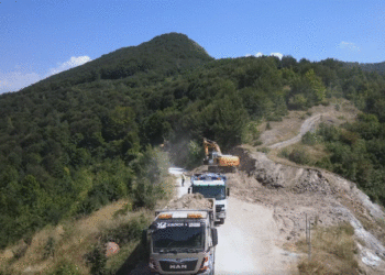 Kurti publikon pamje nga punimet e rugës Prizren-Tetovë