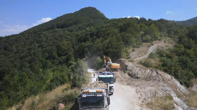 Kurti publikon pamje nga punimet e rugës Prizren-Tetovë