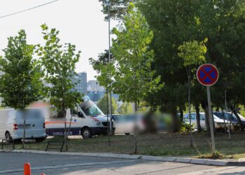 Në oborrin e QKUK-së nuk lejohen më të qëndrojnë ambulancat e spitaleve private, taksitë dhe veturat për bartje të kufomave