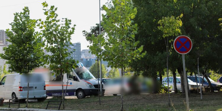 Në oborrin e QKUK-së nuk lejohen më të qëndrojnë ambulancat e spitaleve private, taksitë dhe veturat për bartje të kufomave