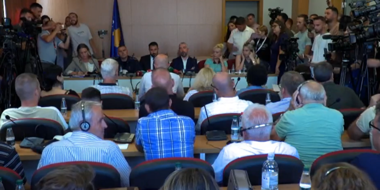 Krasniqi para serbëve në veri: Është absurde që Ura e Ibrit të mbahet e mbyllur