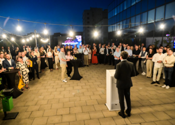 Kurti organizoi pritje për bashkatdhetarë në Ballkonin e Hapur të Qeverisë