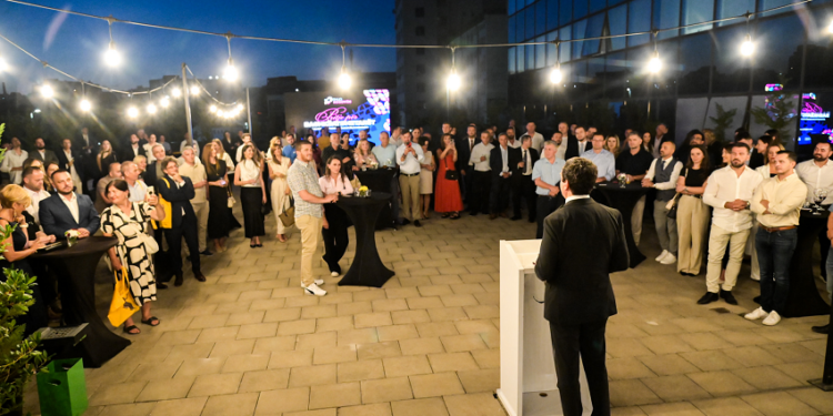 Kurti organizoi pritje për bashkatdhetarë në Ballkonin e Hapur të Qeverisë