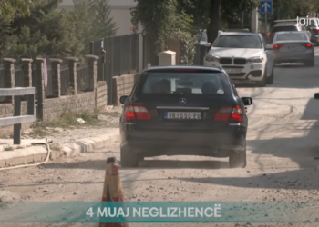 Që katër muaj pa asfalt, banorët në Arbëri paralajmërojnë bllokim të rrugës