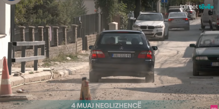 Që katër muaj pa asfalt, banorët në Arbëri paralajmërojnë bllokim të rrugës