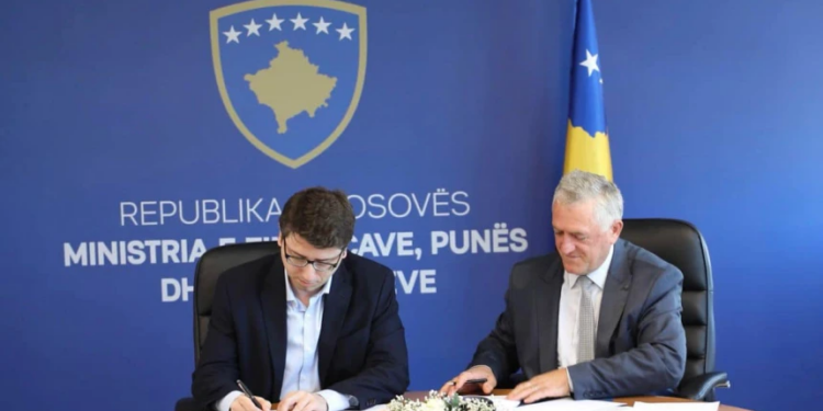 MF-ja e KEK-u nënshkruan dy marrëveshje mbi 60 milionëshe për energji solare