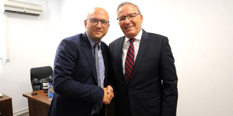 Hamza takohet me Sarrazin, diskutojnë për zhvillimet në vend dhe në rajon