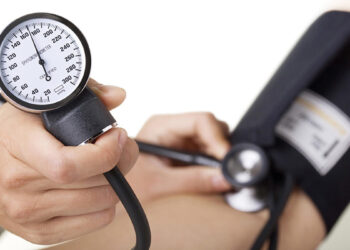 Si të kontrolloni tensionin e gjakut – Hapat dhe mënyrat e duhura