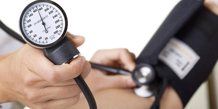 Si të kontrolloni tensionin e gjakut – Hapat dhe mënyrat e duhura