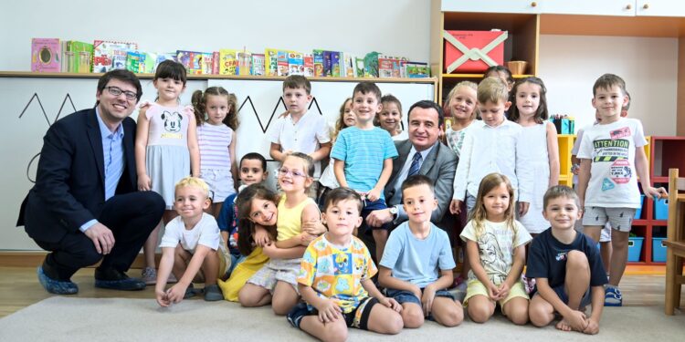 Një ditë pas ekzekutimit të shtesave për fëmijë, Kurti e Murati vizitojnë dy çerdhe në Prishtinë