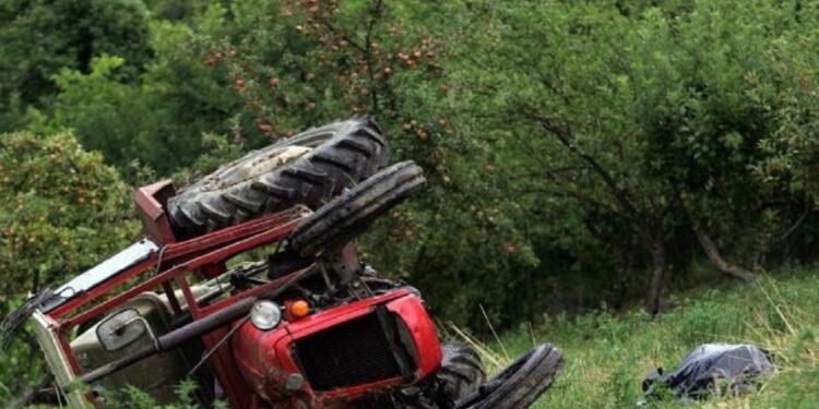 Vdes një person në Gjakovë si pasojë e një vetëaksidenti me traktor
