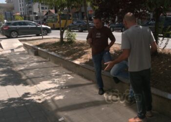 Trotuari në Fushë – Kosovë “mollë sherri” për pronarët e bizneseve