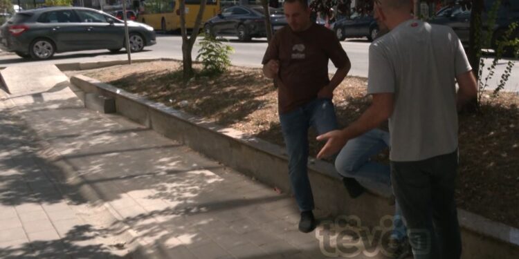 Trotuari në Fushë – Kosovë “mollë sherri” për pronarët e bizneseve