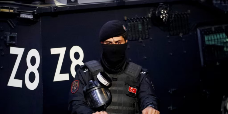 Turqia arrestoi mbi 100 anëtarë të dyshuar të IS-it