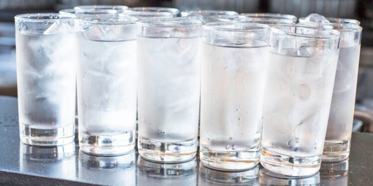 Uji i ftohtë pas ngrënies – Tetë rreziqet për organizmin