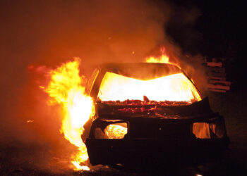 Digjet një veturë në parkingun e prokurorisë në Mitrovicën e veriut