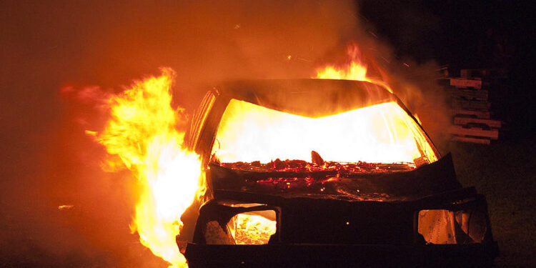 Digjet një veturë në parkingun e prokurorisë në Mitrovicën e veriut
