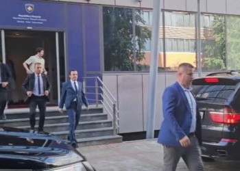Kurti largohet nga Qeveria pas takimit me ambasadorët
